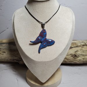 Pendentif délicat en céramique en forme de papillon, fait main avec un design élégant et naturel. Accessoire unique idéal pour compléter une tenue sophistiquée.