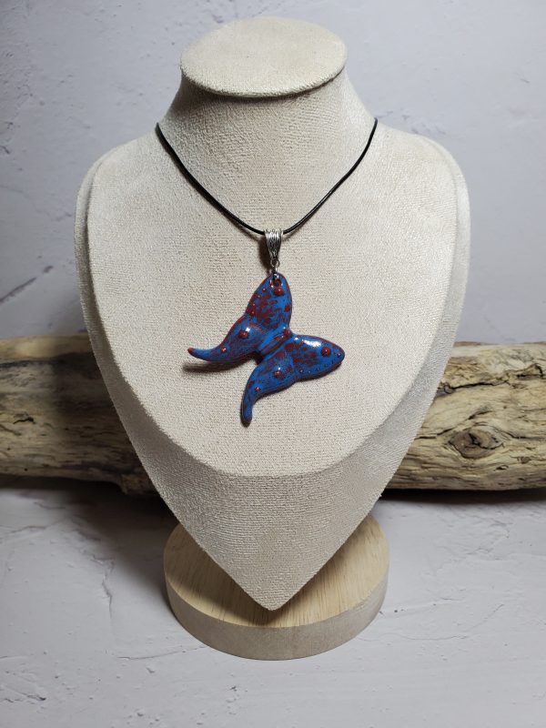 Pendentif délicat en céramique en forme de papillon, fait main avec un design élégant et naturel. Accessoire unique idéal pour compléter une tenue sophistiquée.