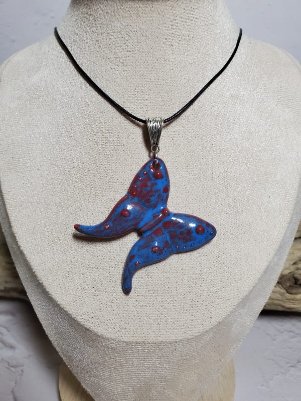 Pendentif délicat en céramique en forme de papillon, fait main avec un design élégant et naturel. Accessoire unique idéal pour compléter une tenue sophistiquée.