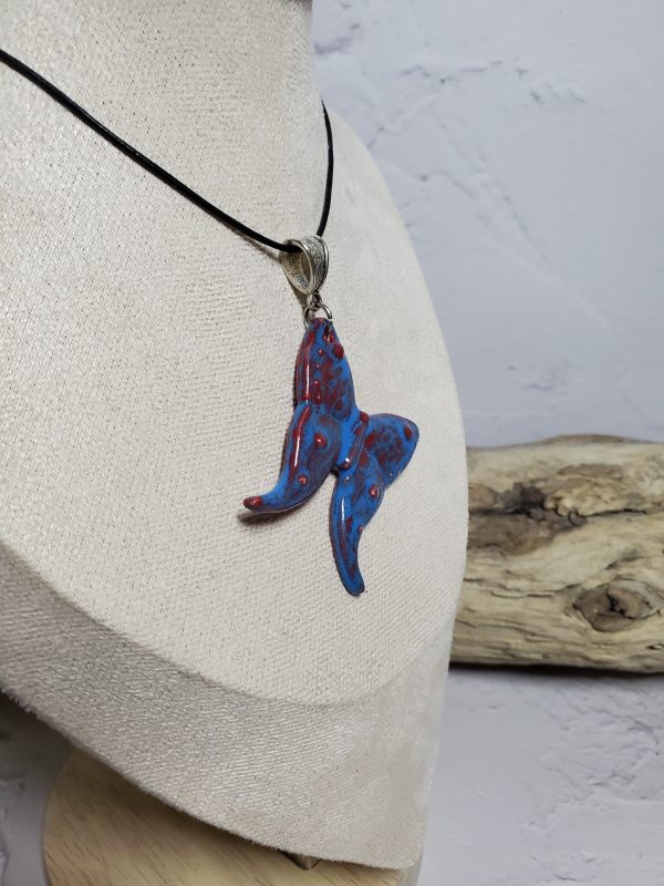 "Pendentif délicat en céramique en forme de papillon, fait main avec un design élégant et naturel. Accessoire unique idéal pour compléter une tenue sophistiquée.