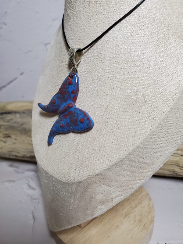 Pendentif délicat en céramique en forme de papillon, fait main avec un design élégant et naturel. Accessoire unique idéal pour compléter une tenue sophistiquée.