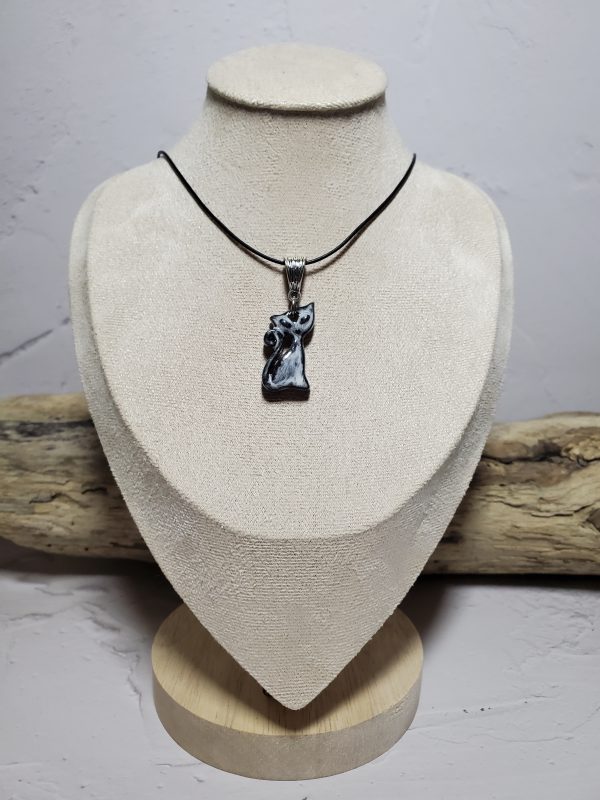 Pendentif chat élégant en céramique fait main - Accessoire unique et artisanal pour les amoureux des chats