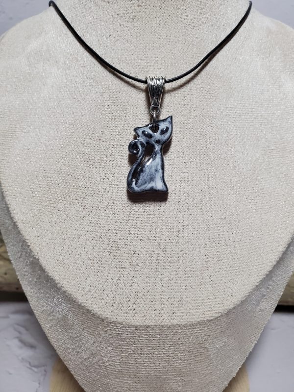 Pendentif chat élégant en céramique fait main - Accessoire unique et artisanal pour les amoureux des chats