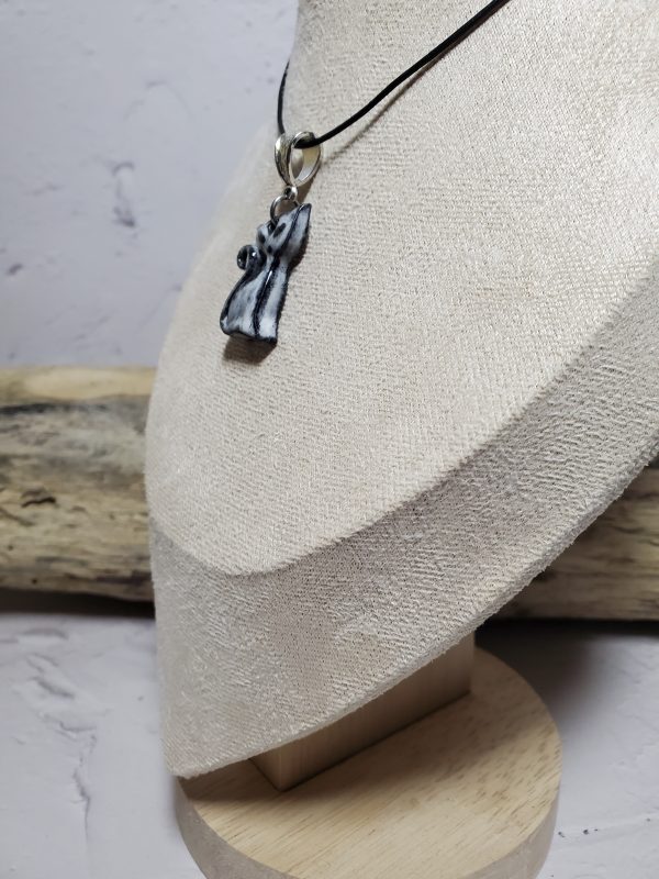 Pendentif chat élégant en céramique fait main - Accessoire unique et artisanal pour les amoureux des chats