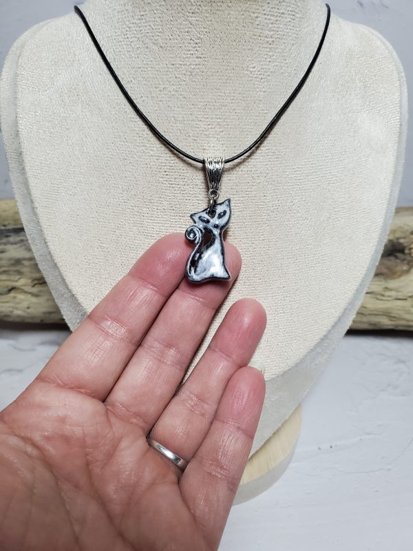 Pendentif chat élégant en céramique fait main - Accessoire unique et artisanal pour les amoureux des chats