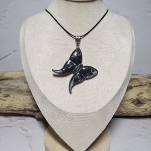 Pendentif papillon en céramique – Bijou artisanal élégant et fait main
