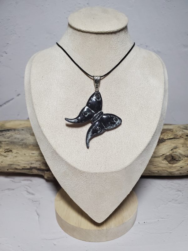 Pendentif papillon en céramique – Bijou artisanal élégant et fait main