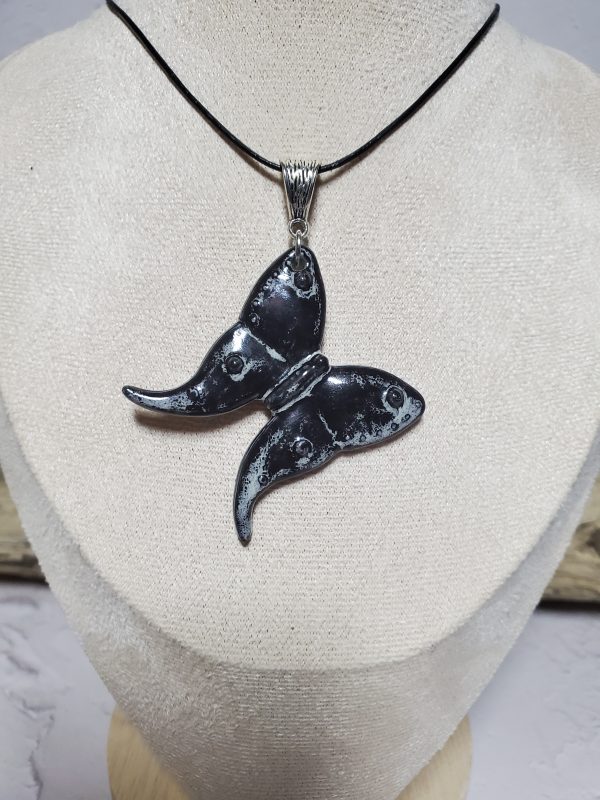 Pendentif papillon en céramique – Bijou artisanal élégant et fait main
