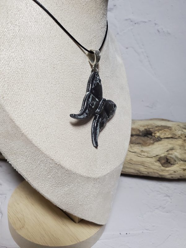 Pendentif papillon en céramique – Bijou artisanal élégant et fait main