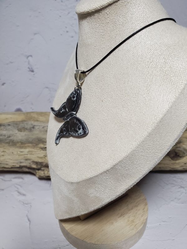 Pendentif papillon en céramique – Bijou artisanal élégant et fait main