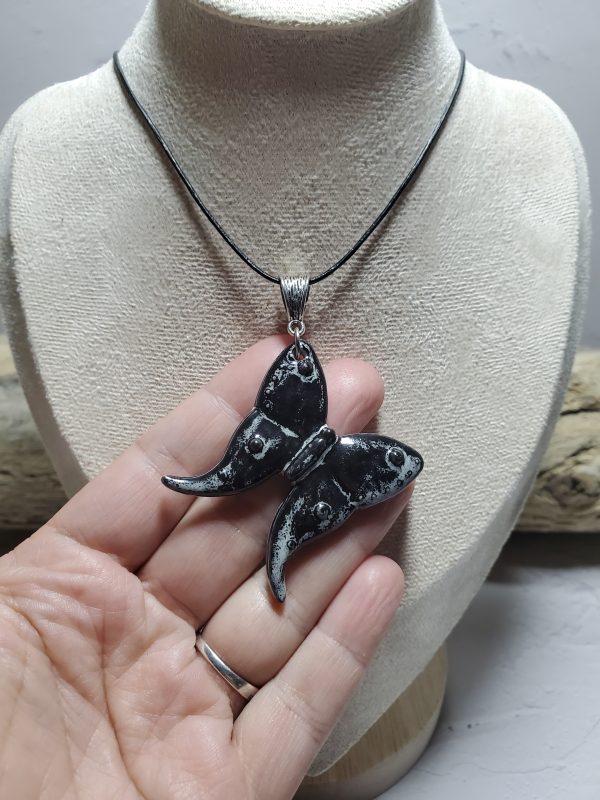 Pendentif papillon en céramique – Bijou artisanal élégant et fait main