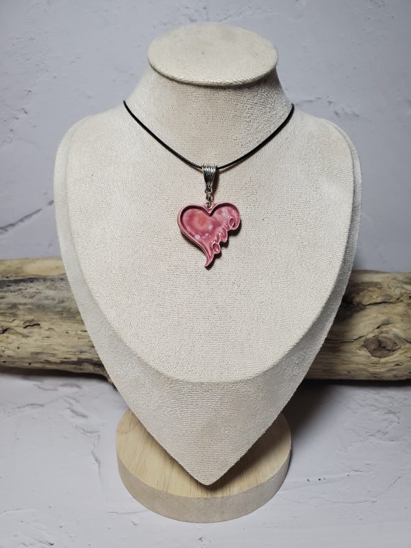 Pendentif cœur en céramique avec inscription 'Love', bijou élégant et romantique, parfait pour un cadeau ou une déclaration d'amour.