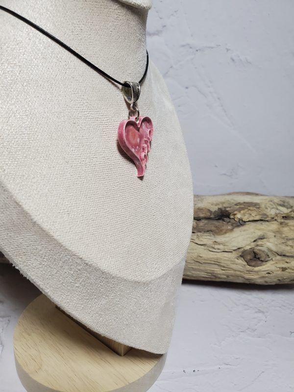 Pendentif cœur en céramique avec inscription 'Love', bijou élégant et romantique, parfait pour un cadeau ou une déclaration d'amour.