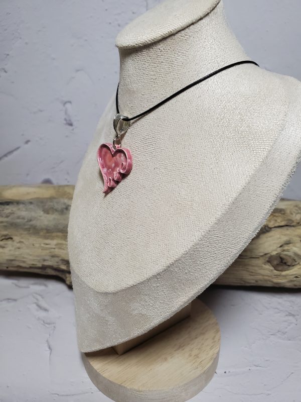 Pendentif cœur en céramique avec inscription 'Love', bijou élégant et romantique, parfait pour un cadeau ou une déclaration d'amour.
