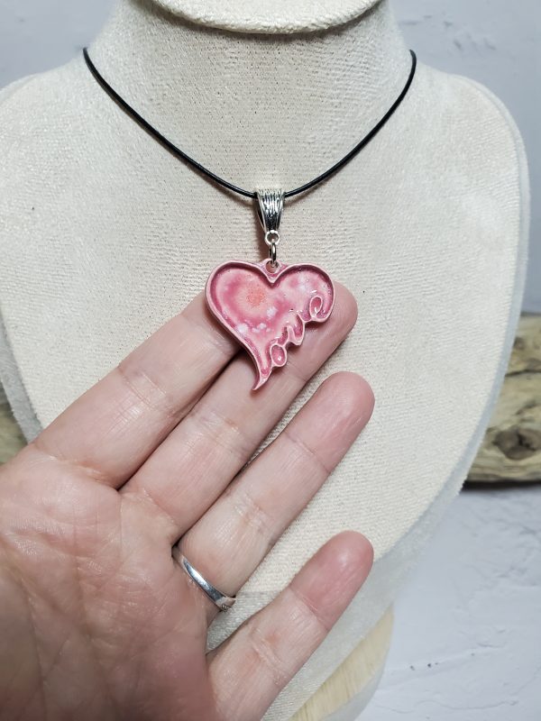 Pendentif cœur en céramique avec inscription 'Love', bijou élégant et romantique, parfait pour un cadeau ou une déclaration d'amour.