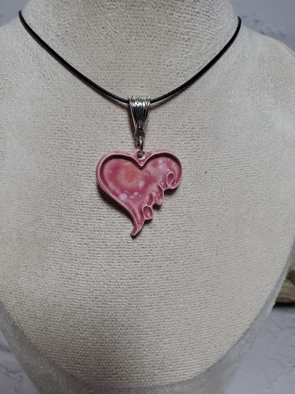 Pendentif cœur en céramique avec inscription 'Love', bijou élégant et romantique, parfait pour un cadeau ou une déclaration d'amour.