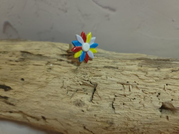 Bague élégante en céramique représentant une fleur délicate, avec des détails finement travaillés et une finition lumineuse qui met en valeur sa beauté naturelle.