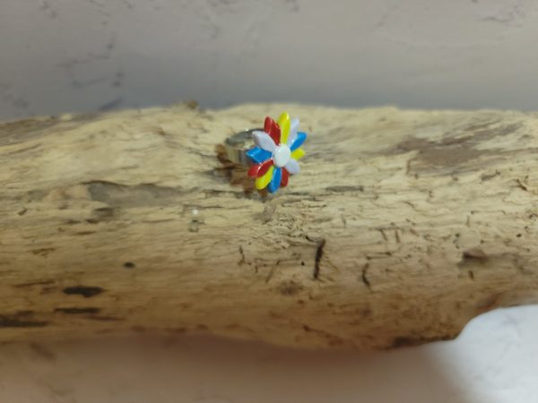 Bague élégante en céramique représentant une fleur délicate, avec des détails finement travaillés et une finition lumineuse qui met en valeur sa beauté naturelle.
