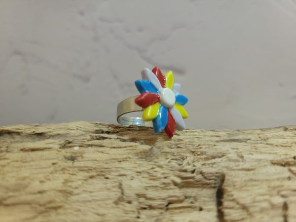 Bague élégante en céramique représentant une fleur délicate, avec des détails finement travaillés et une finition lumineuse qui met en valeur sa beauté naturelle.
