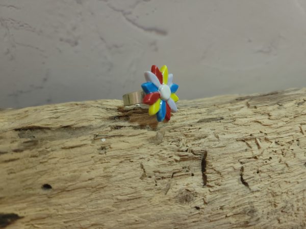 Bague élégante en céramique représentant une fleur délicate, avec des détails finement travaillés et une finition lumineuse qui met en valeur sa beauté naturelle.