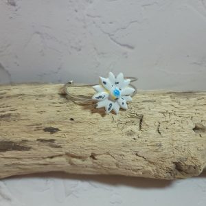 Bracelet Fleur en Céramique – Élégance Naturelle