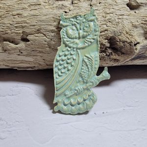 Hibou de la nuit : magnet en céramique fait main