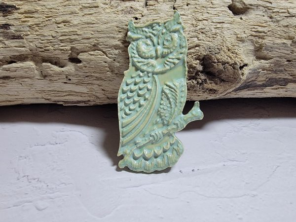 Hibou de la nuit : magnet en céramique fait main