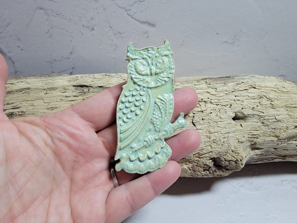 Hibou de la nuit : magnet en céramique fait main – Image 2