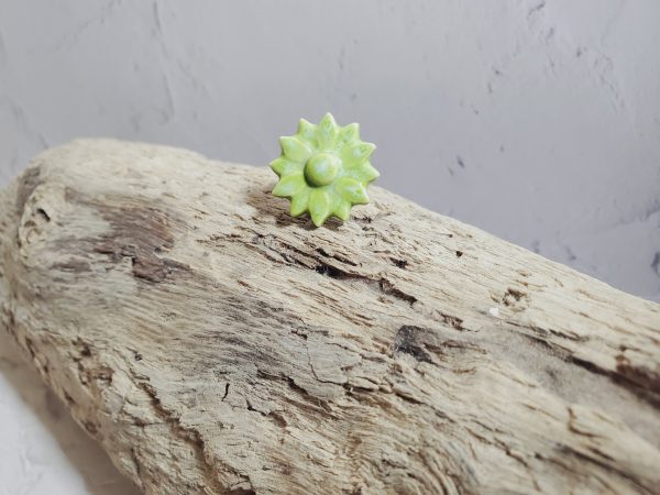 Bague en céramique en forme de fleur, conçue avec une attention particulière aux détails, idéale pour ajouter une touche d'élégance et de nature à votre style.