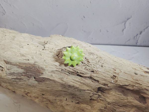 Bague en céramique en forme de fleur, conçue avec une attention particulière aux détails, idéale pour ajouter une touche d'élégance et de nature à votre style.