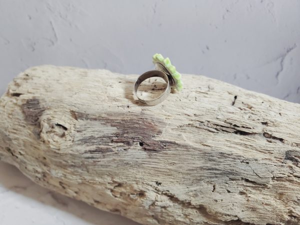 Bague en céramique en forme de fleur, conçue avec une attention particulière aux détails, idéale pour ajouter une touche d'élégance et de nature à votre style.