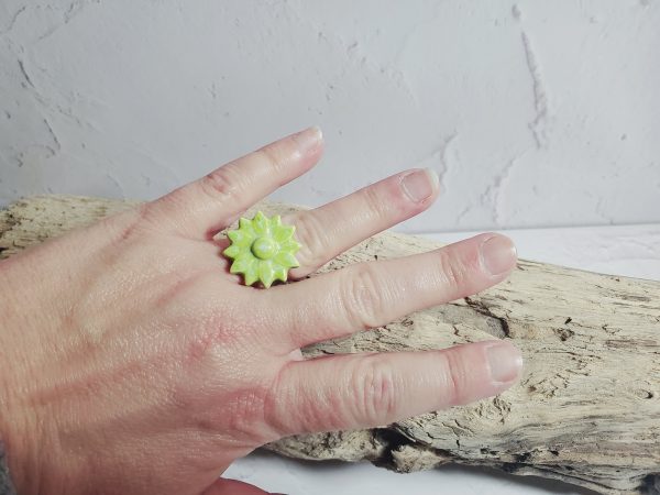 Bague en céramique en forme de fleur, idéale pour ajouter une touche d'élégance et de nature à votre style.