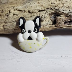 Magnet en céramique en forme de tête de chien dans une tasse, fait main, idéal pour une décoration originale ou un cadeau unique pour les amoureux des chiens.