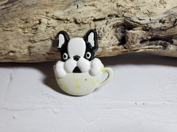 Magnet en céramique en forme de tête de chien dans une tasse, fait main, idéal pour une décoration originale ou un cadeau unique pour les amoureux des chiens.