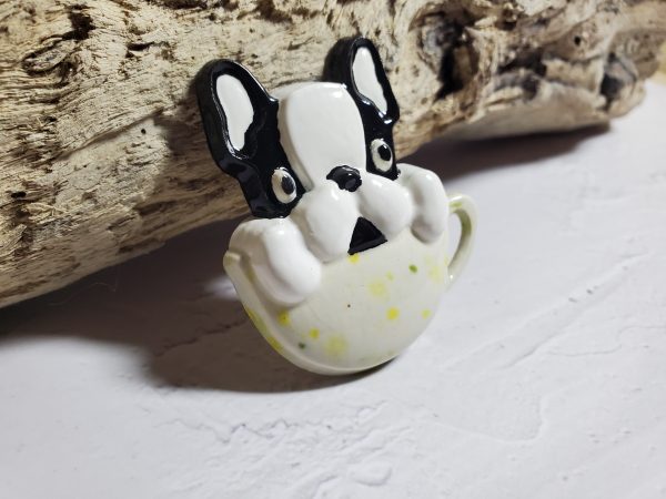 Magnet en céramique en forme de tête de chien dans une tasse, fait main, idéal pour une décoration originale ou un cadeau unique pour les amoureux des chiens.
