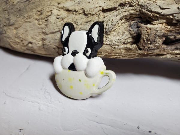 Magnet en céramique en forme de tête de chien dans une tasse, fait main, idéal pour une décoration originale ou un cadeau unique pour les amoureux des chiens.