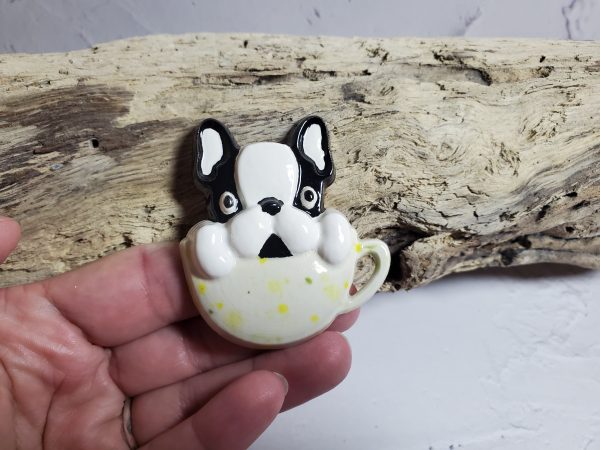 Magnet en céramique en forme de tête de chien dans une tasse, fait main, idéal pour une décoration originale ou un cadeau unique pour les amoureux des chiens.