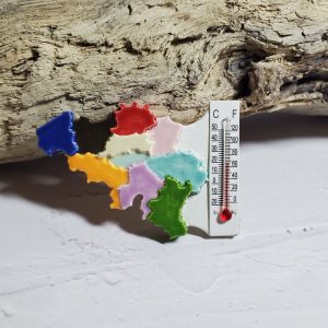 Magnet artisanal représentant la carte de la Belgique en céramique, idéal pour un souvenir authentique ou une décoration originale. Fabrication minutieuse et design élégant.