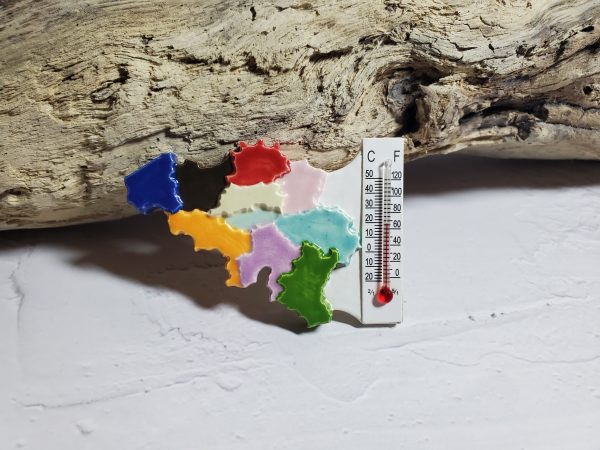 Magnet artisanal représentant la carte de la Belgique en céramique, idéal pour un souvenir authentique ou une décoration originale. Fabrication minutieuse et design élégant.