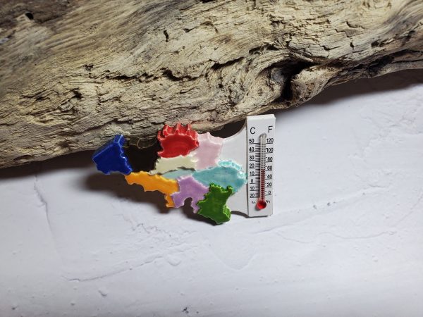 Magnet artisanal représentant la carte de la Belgique en céramique, idéal pour un souvenir authentique ou une décoration originale. Fabrication minutieuse et design élégant.