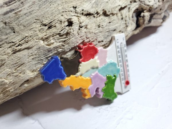 Magnet artisanal représentant la carte de la Belgique en céramique, idéal pour un souvenir authentique ou une décoration originale. Fabrication minutieuse et design élégant.