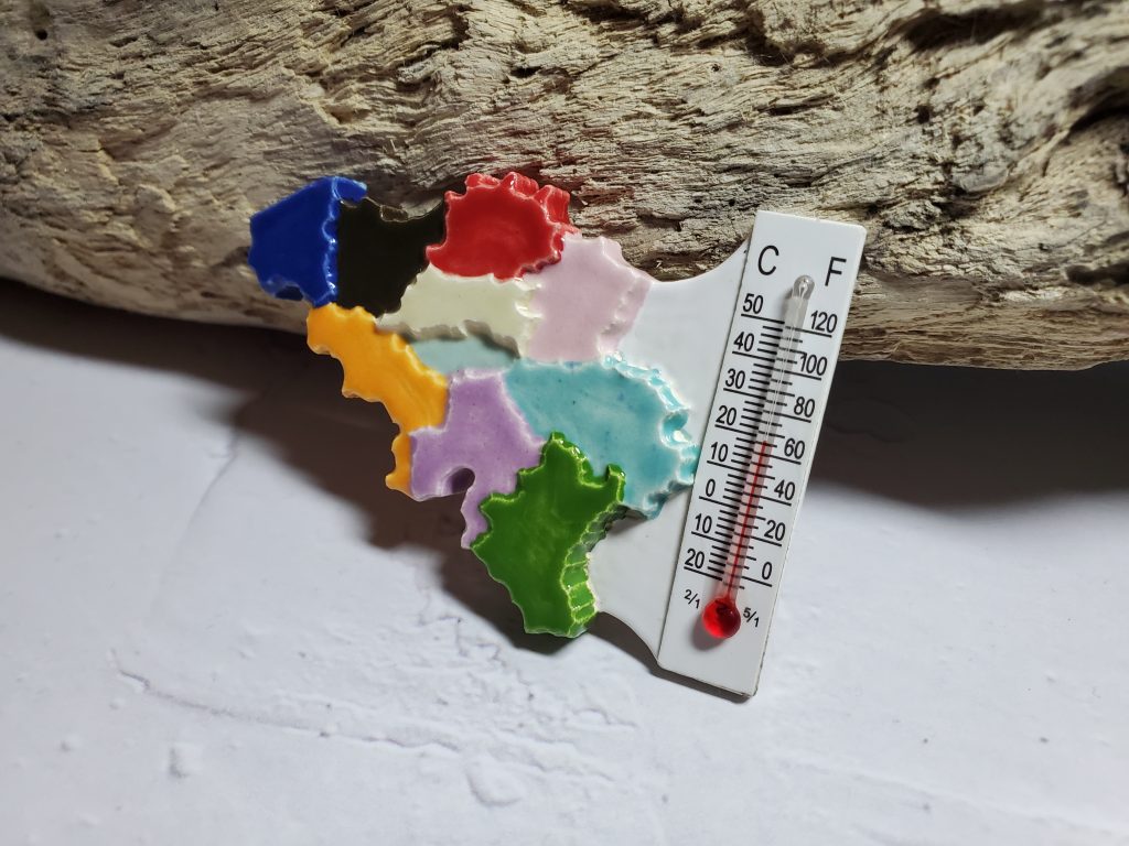 Magnet artisanal représentant la carte de la Belgique en céramique, idéal pour un souvenir authentique ou une décoration originale. Fabrication minutieuse et design élégant.