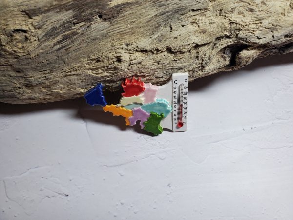 Magnet artisanal représentant la carte de la Belgique en céramique, idéal pour un souvenir authentique ou une décoration originale. Fabrication minutieuse et design élégant.