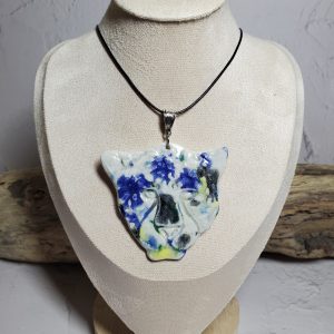Pendentif unique en forme de tête de tigre en céramique, fait main et idéal pour ajouter une touche sauvage et élégante à votre style. Découvrez l'artisanat d'exception et le détail captivant.