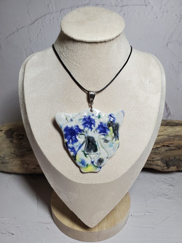 Pendentif unique en forme de tête de tigre en céramique, fait main et idéal pour ajouter une touche sauvage et élégante à votre style. Découvrez l'artisanat d'exception et le détail captivant.