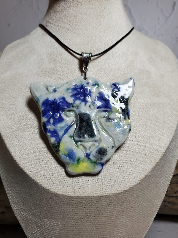 Pendentif unique en forme de tête de tigre en céramique, fait main et idéal pour ajouter une touche sauvage et élégante à votre style. Découvrez l'artisanat d'exception et le détail captivant.