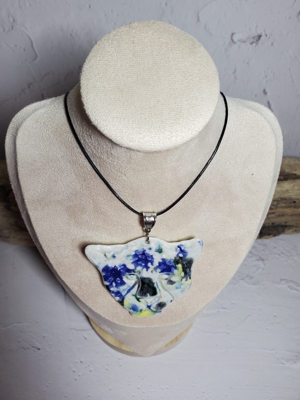 Pendentif unique en forme de tête de tigre en céramique, fait main et idéal pour ajouter une touche sauvage et élégante à votre style. Découvrez l'artisanat d'exception et le détail captivant.