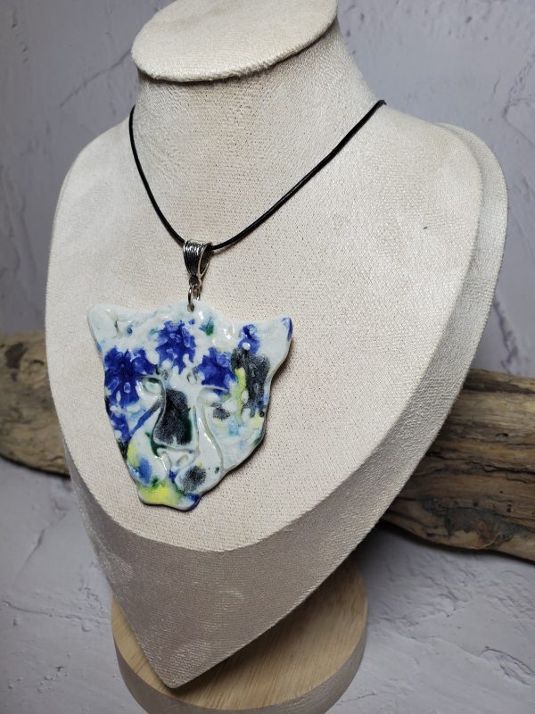 Pendentif unique en forme de tête de tigre en céramique, fait main et idéal pour ajouter une touche sauvage et élégante à votre style. Découvrez l'artisanat d'exception et le détail captivant.