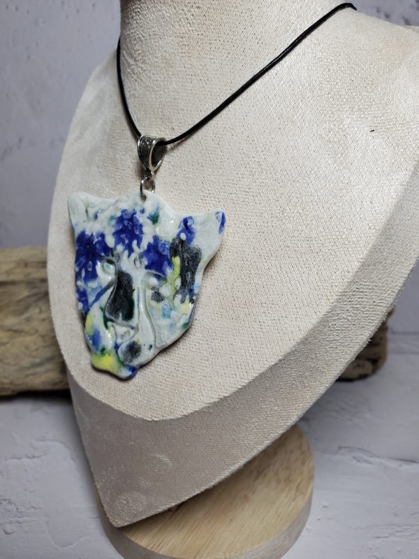 Pendentif unique en forme de tête de tigre en céramique, fait main et idéal pour ajouter une touche sauvage et élégante à votre style. Découvrez l'artisanat d'exception et le détail captivant.