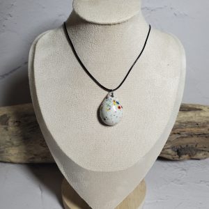 Pendentif en céramique fait main, en forme de goutte d'eau, élégant et raffiné, parfait pour ajouter une touche délicate et artisanale à votre style.